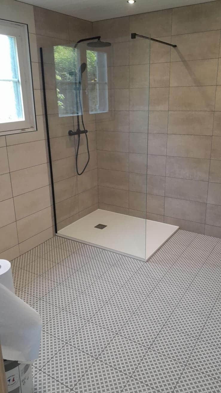 Douche walk-in avec colonne noire, faïence beige et sol façon carreaux de ciment, Doubs