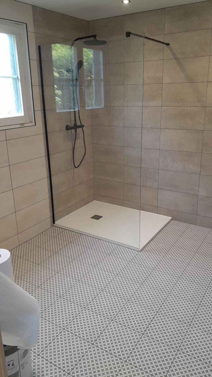 Pose de faïence beige et de sol façon carreaux de ciment dans une douche walk-in, Doubs